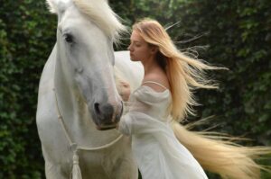 woman-horse-daydream-lady